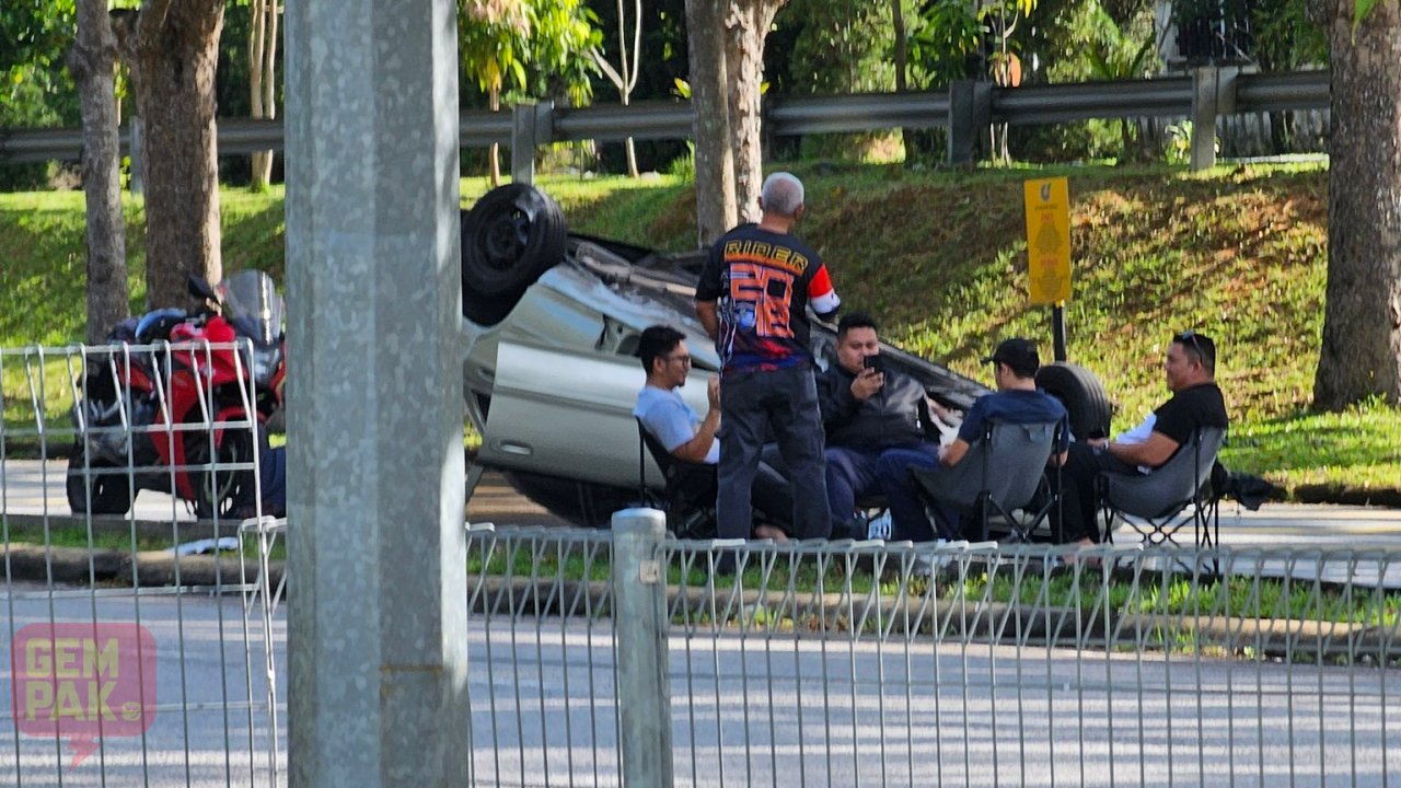 Berborak Santai Atas Kerusi Healing Lepas Kemalangan, Lelaki-Lelaki Ini Curi Perhatian Netizen - “Punca Kereta Terbalik Sebab Elak…”