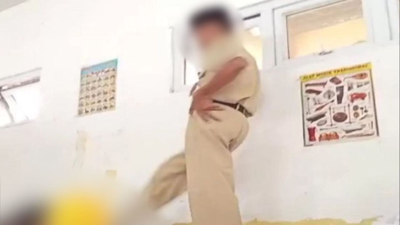 Terdengar Bunyi Siulan, Guru Berdiri Atas Meja Tendang Kepala Pelajar