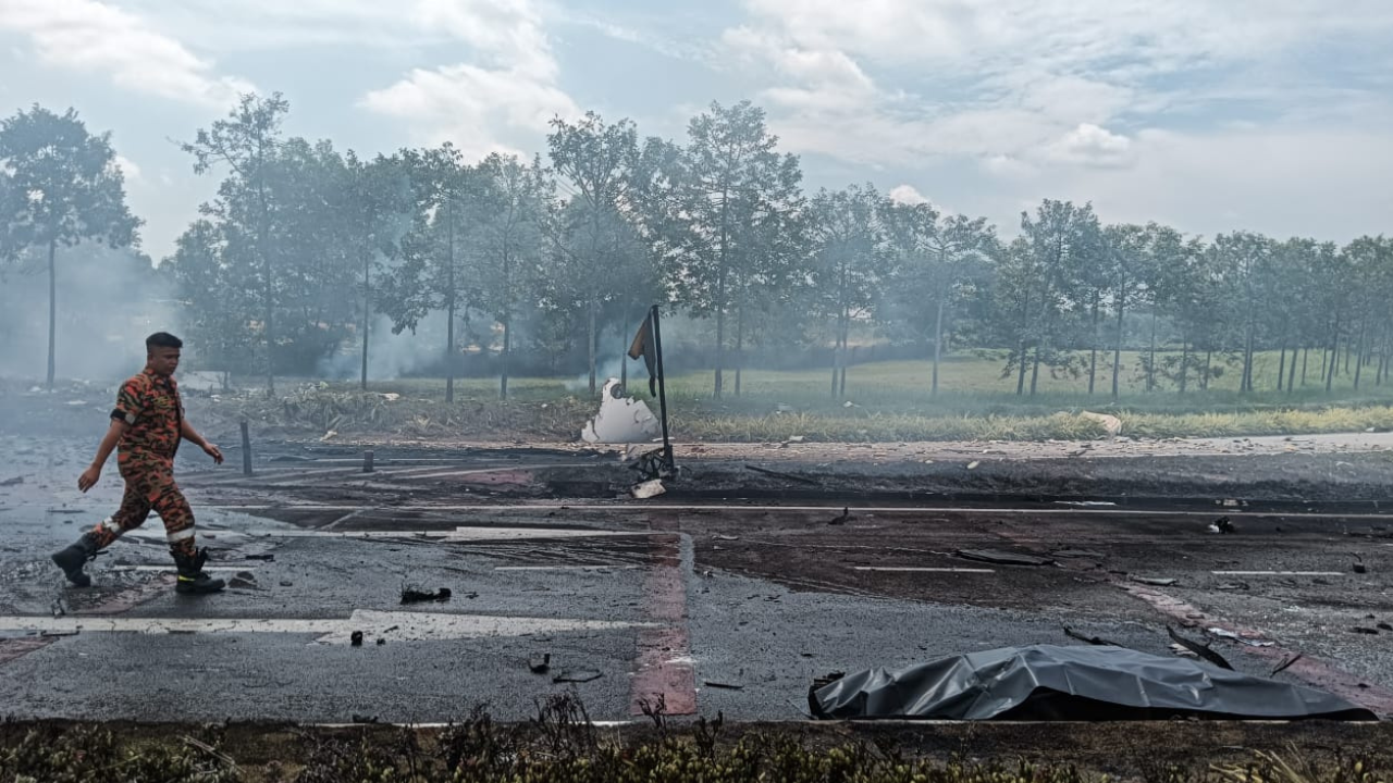 Plane Crashes Near Elmina, Shah Alam  Conditions of 8 Passengers to be confirmed says Civil Aviation Authority of Malaysia