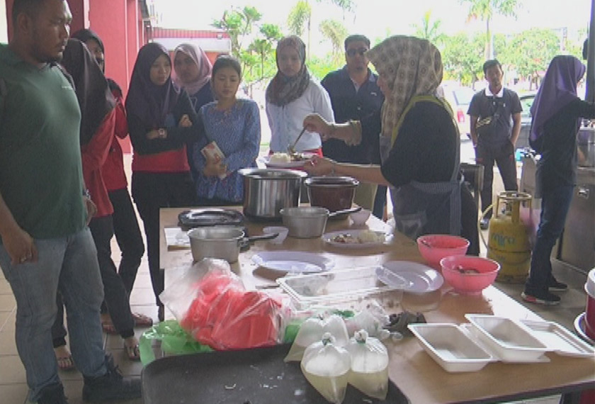 Astro Awani Husband and wife team.