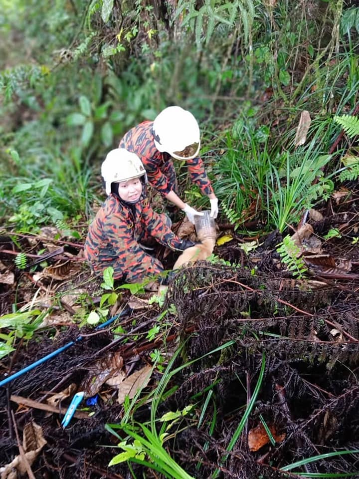 Facebook/Balai Bomba Dan Penyelamat Genting Highlands The kakak firefighters doing their jobs.