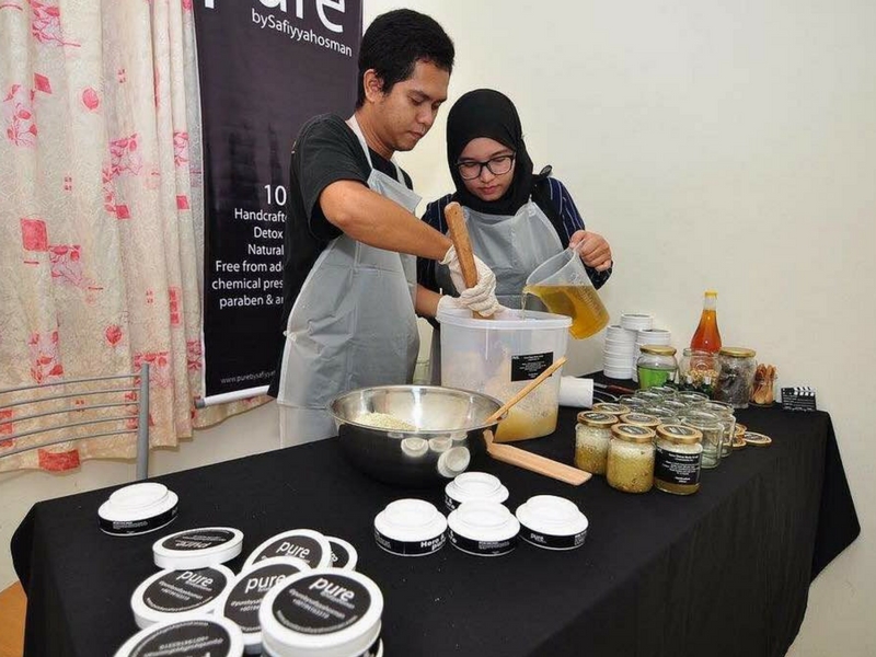 Aina Medina Pembuatan produk turut dibantu oleh suami Nur Safiyyah, Mohd Noradli Mohamad Yusop.