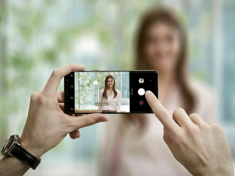 Samsung Teknologi kamera pada Samsung Galaxy Note 8 menghasilkan imej yang ditangkap tidak kabur dan bergoyang biarpun ketika zum.