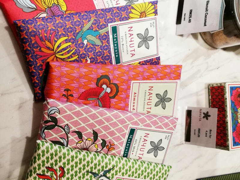 Aina Medina Ini bukan kain batik tapi coklat daripada Nayuta.