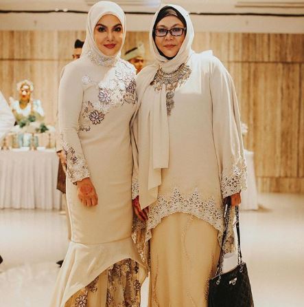 Instagram @umieaida9 Umie bersama Erma.