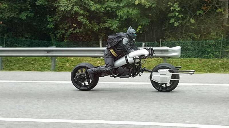 Batman Malaysia Sempoi habis bila naik motosikal ini di lebuh raya.
