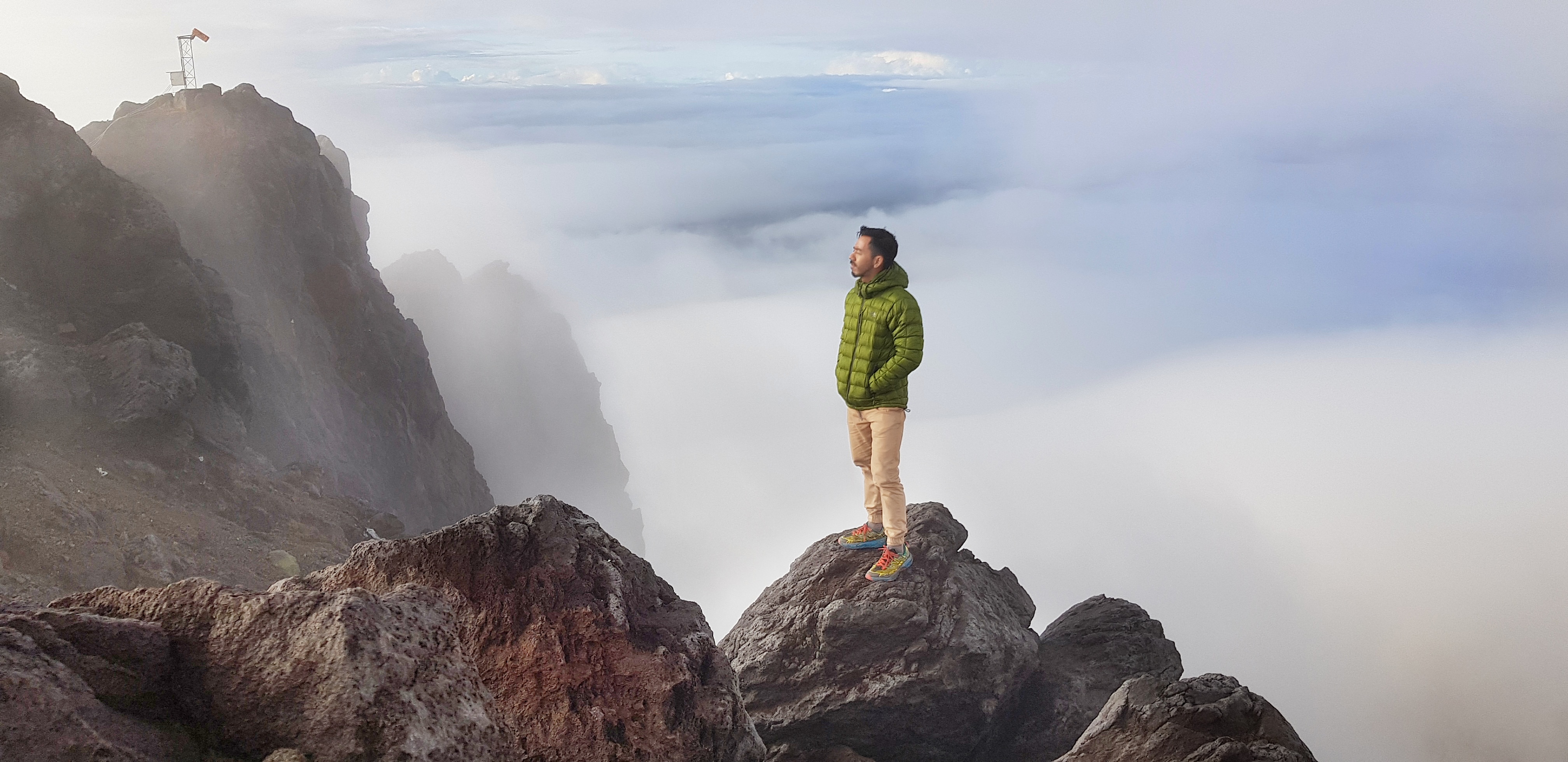 Rojak Daily Skop! Murshid di puncak Gunung Merapi.