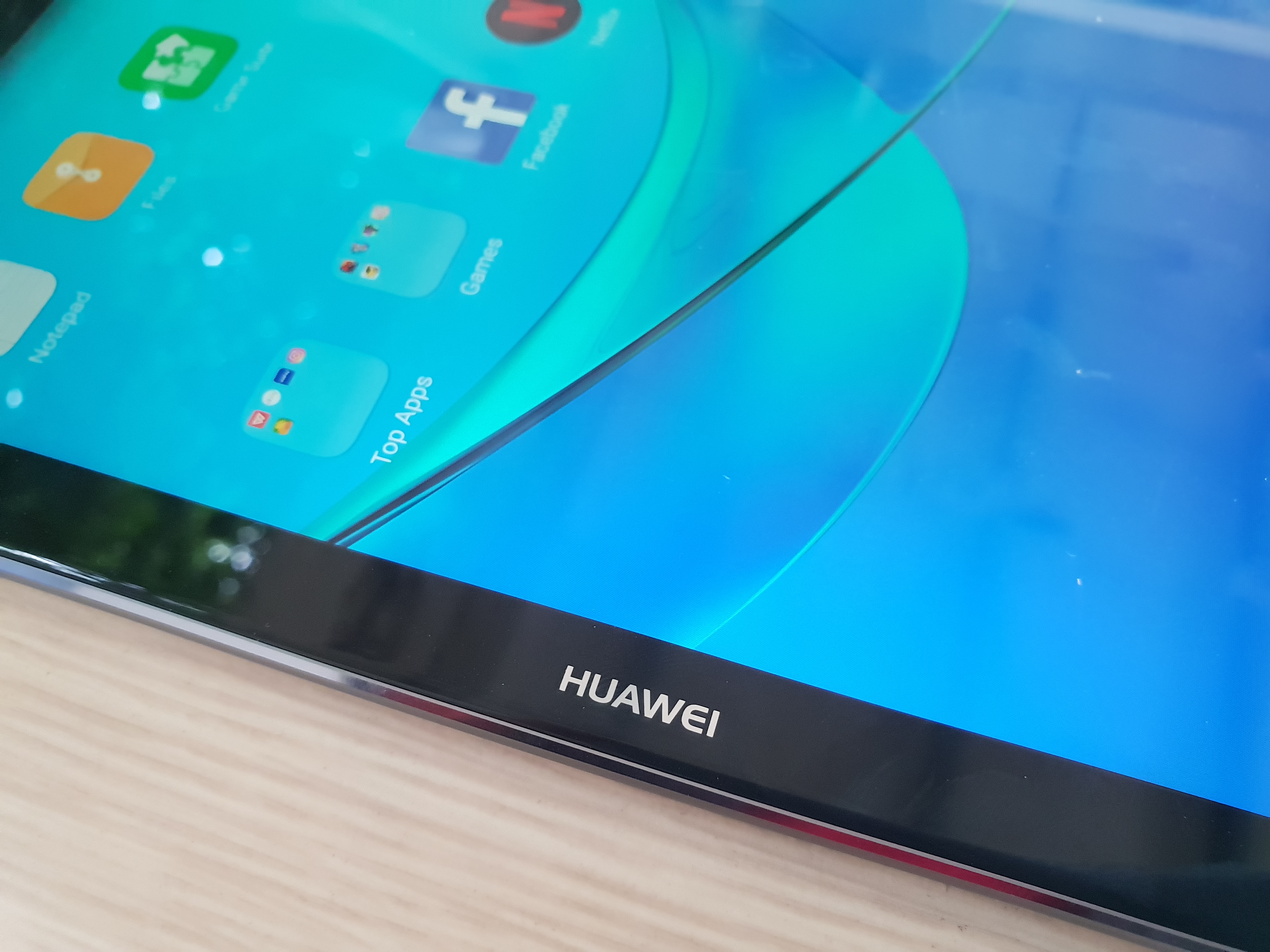 Rojak Daily Skrin memain peranan penting supaya tablet tidak nampak terlalu murah.
