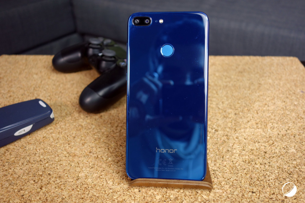 frandroid Warna birunya amat 'stand out'.