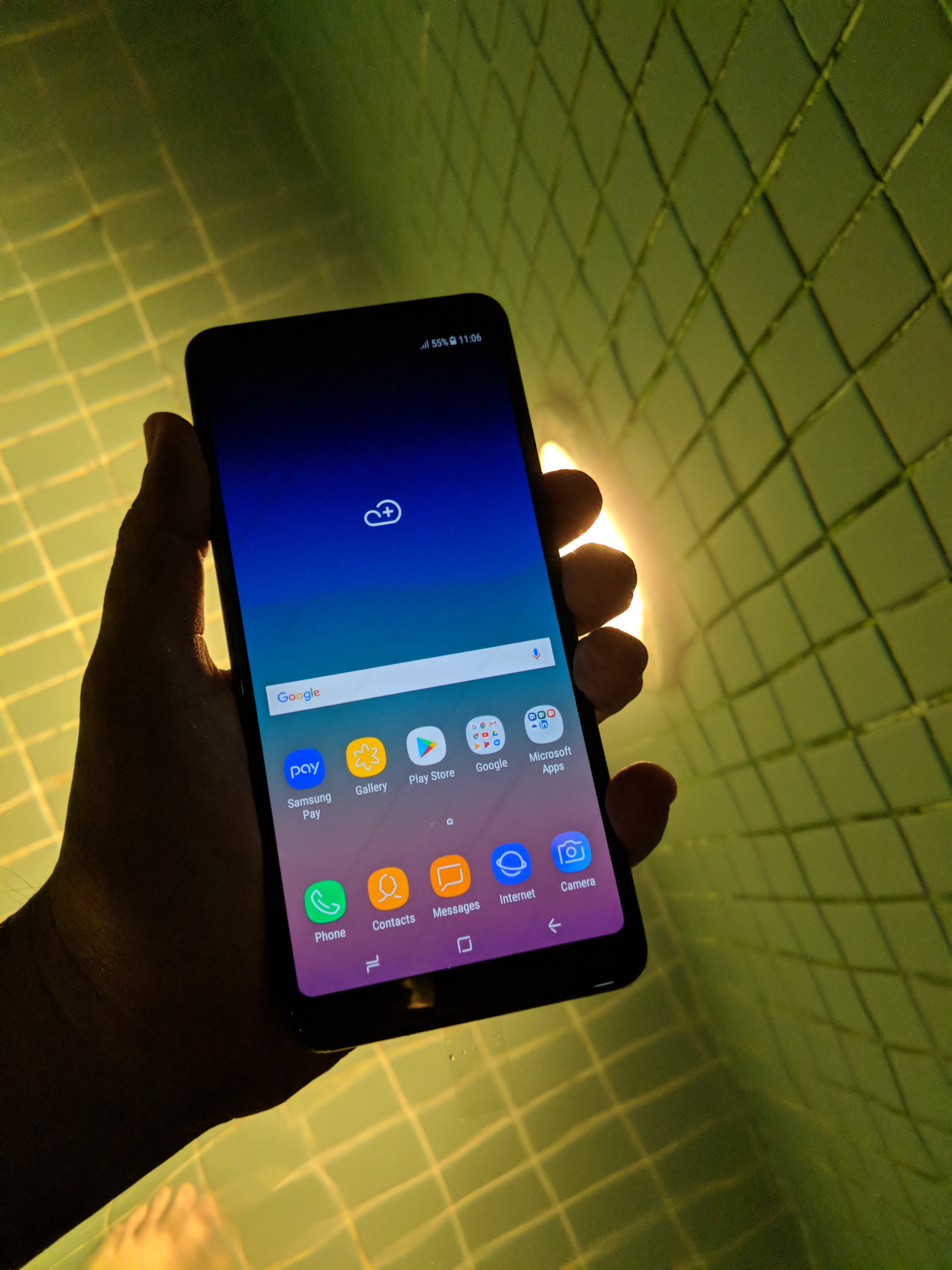 Rojak Daily Skop! Fungsi IP68 membolehkan model ini bertahan lebih lama jika di dalam air.
