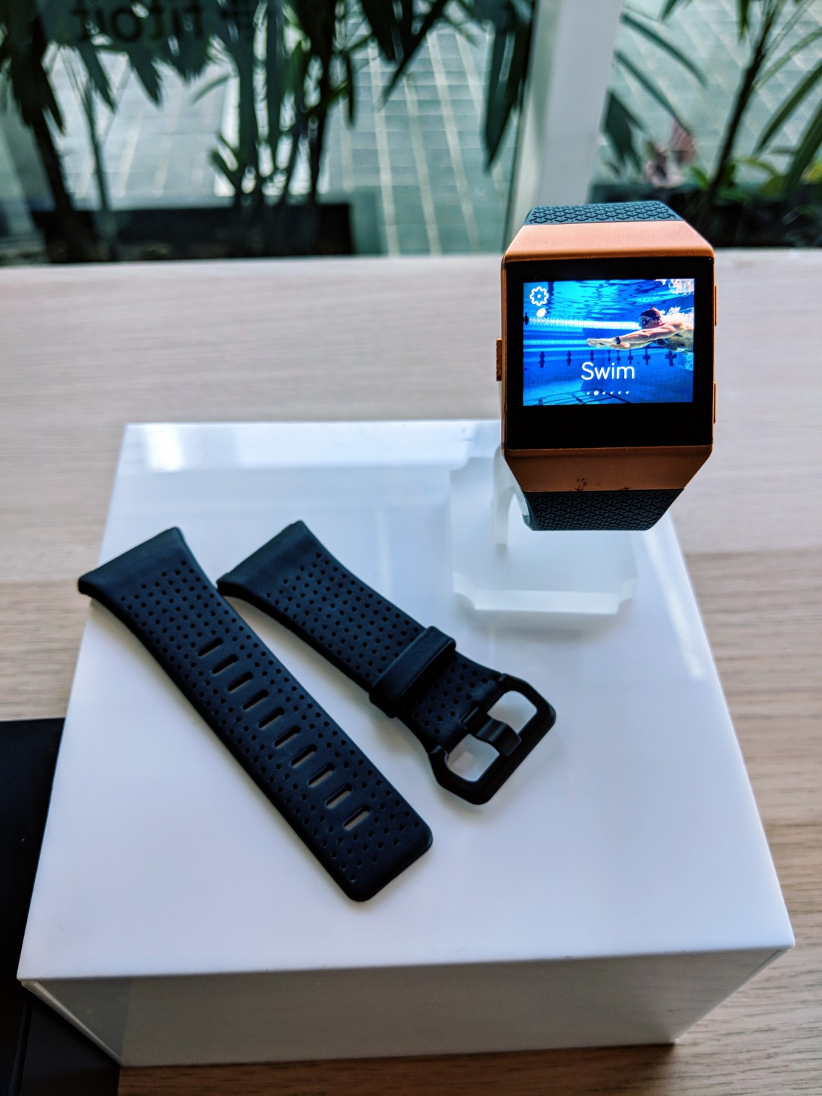 Rojak Daily Skop! Rekaan kemas Fitbit Ionic