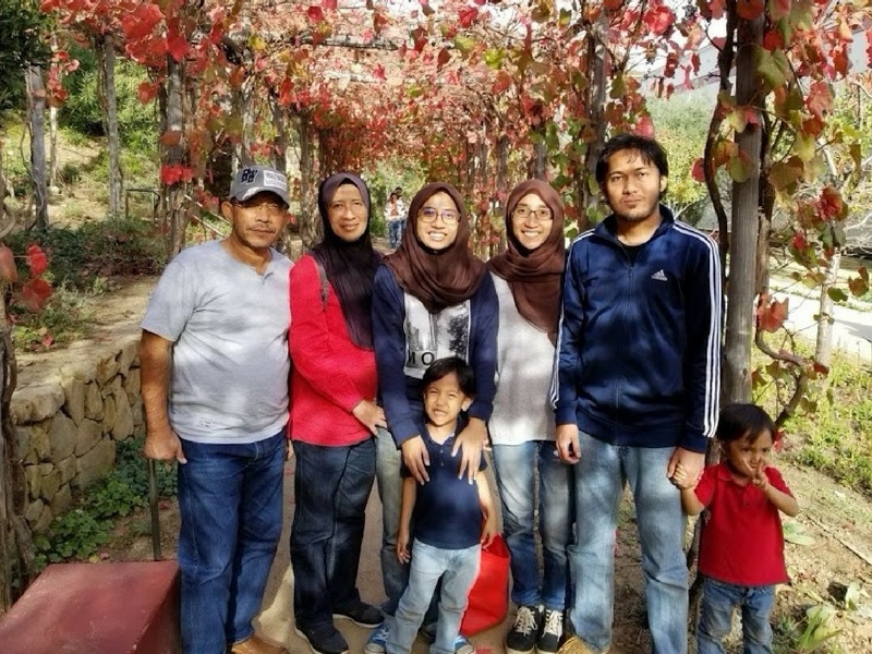 Tasnim Mohd Radzi (kiri) sebelum diserang sakit jantung pada 9 Disember lalu.