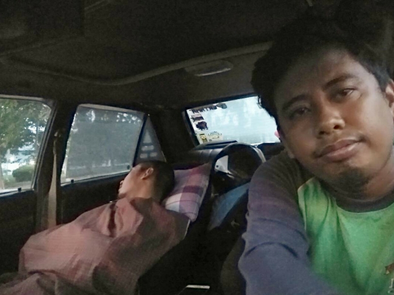 Shuhur Dalam kereta pun selesa untuk lelapkan mata.