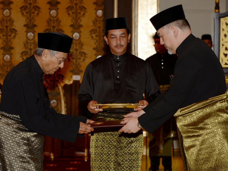 AsiaOne Sultan Muhammad V sedia memberi pengampunan kepada Anwar Ibrahim.