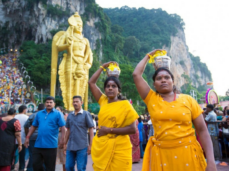 themalaysiantimes Penganut Hindu akan menjunjung belanga berisi susu.
