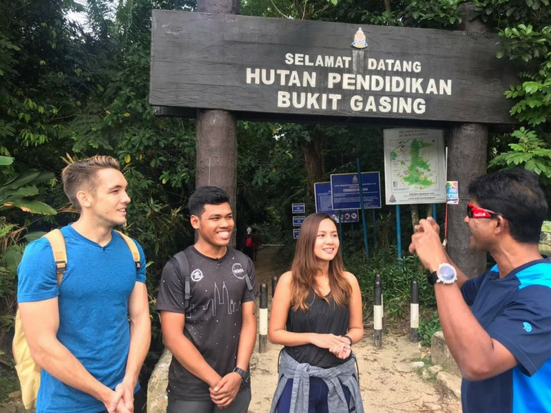 Rojak Daily Skop! Ravi memberikan panduan asas kepada Amir (dua dari kiri) sebelum mendaki Bukit Gasing.