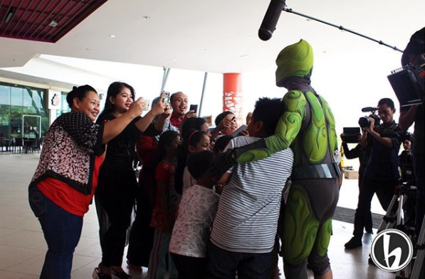 @badang_official Instagram Badang taking selfies with his fans at a random mall.