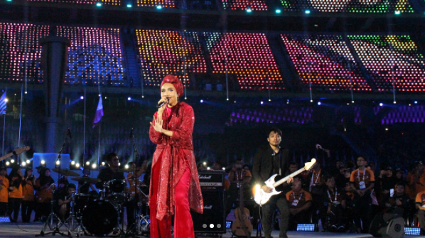 @yunamusic Instagram Yuna performing during the 2017 Para Asean Games closing ceremony.