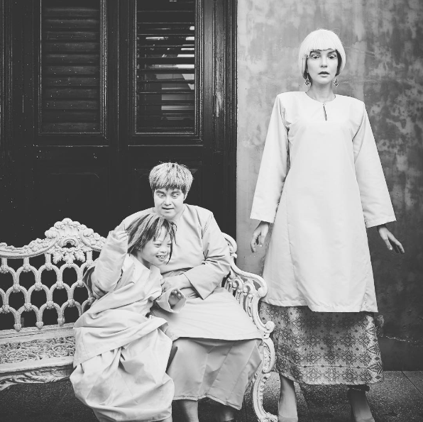 Maqilla Boutique Siti Marina Frohlich (center) plays along in this behind-the-scene photo.