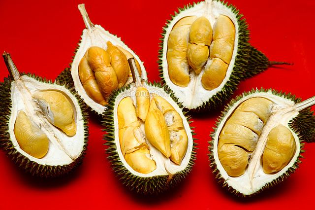 vkeong.com The yellow hues of durian is calling your name.