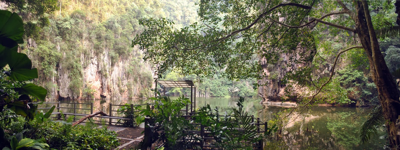 akutengku-royalty.blogspot.my You can literally 'cermin diri' looking into this lake.