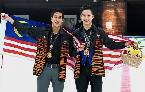 The Star Julian Yee and fellow Malaysian Kai Xiang with their medals during KL 2017.