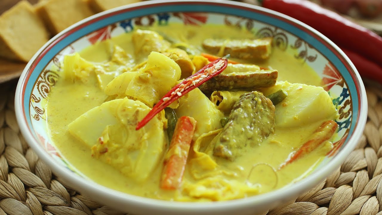 theMEATMENchannel YouTube We'd do anything to have a bowl of lontong if your mom's cooking!