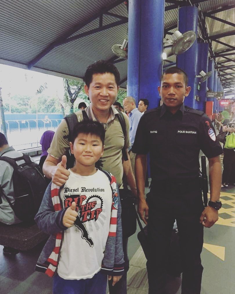 @salak_selatan This Auxiliary Police officer even helped reunite a father who was separated from his son at the station.