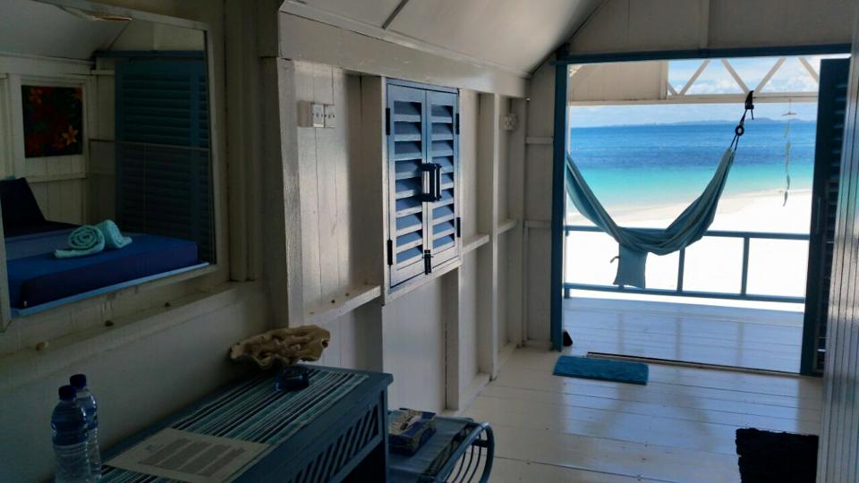 automachi.com Blue sky, blue ocean, blue huts, blue interior, blue everything!