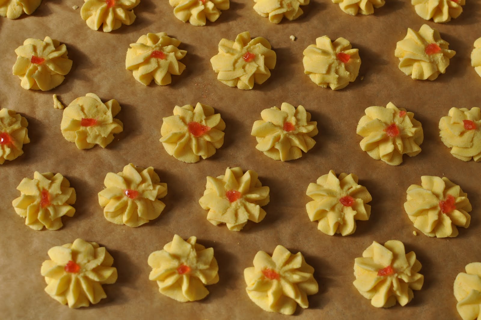 kitchenguardian.blogspot.com Each year, we'll definitely find and stock up this kuih raya first!