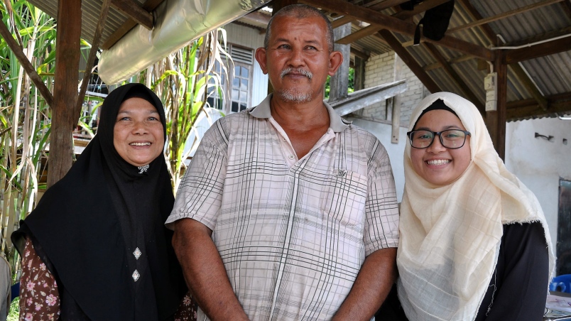 Kosmo Online Wan Nur Mafudah and her parents.