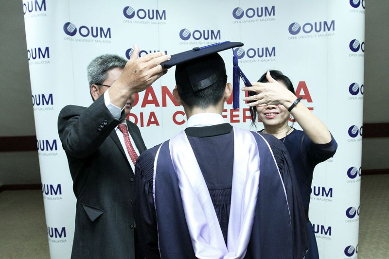 Miera Zulyana/The Malay Mail Online Jim attending his convocation with his family members.