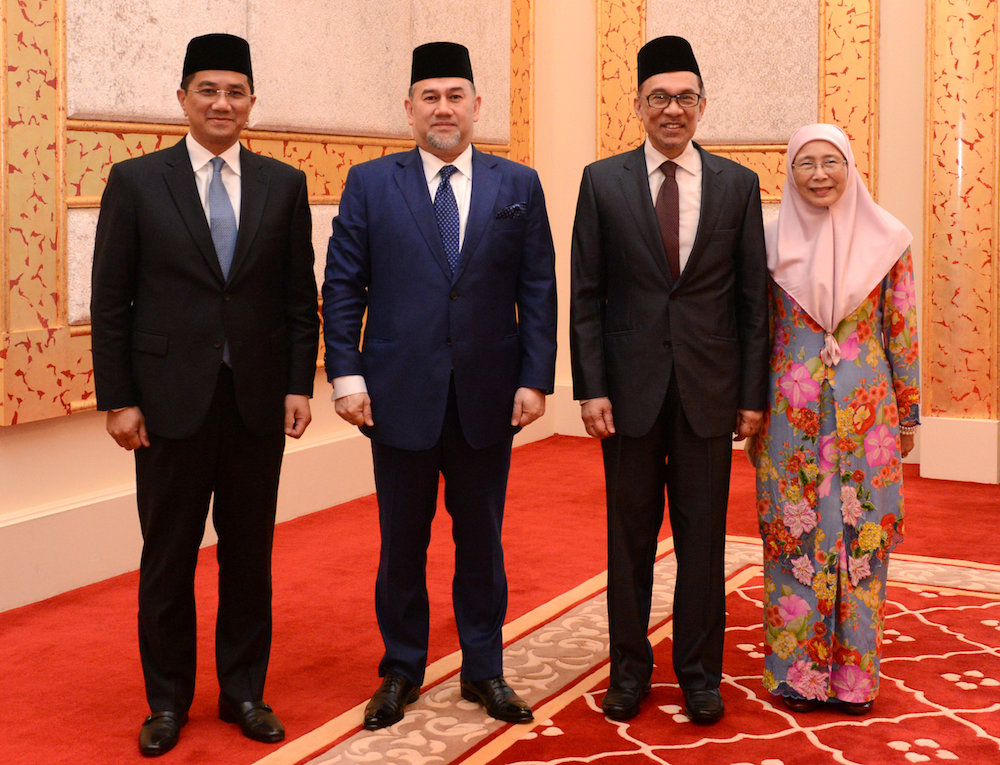 Reuters via The Malay Mail Azmin Ali, Anwar Ibrahim, and Wan Azizah at the royal pardoning ceremony with the King.