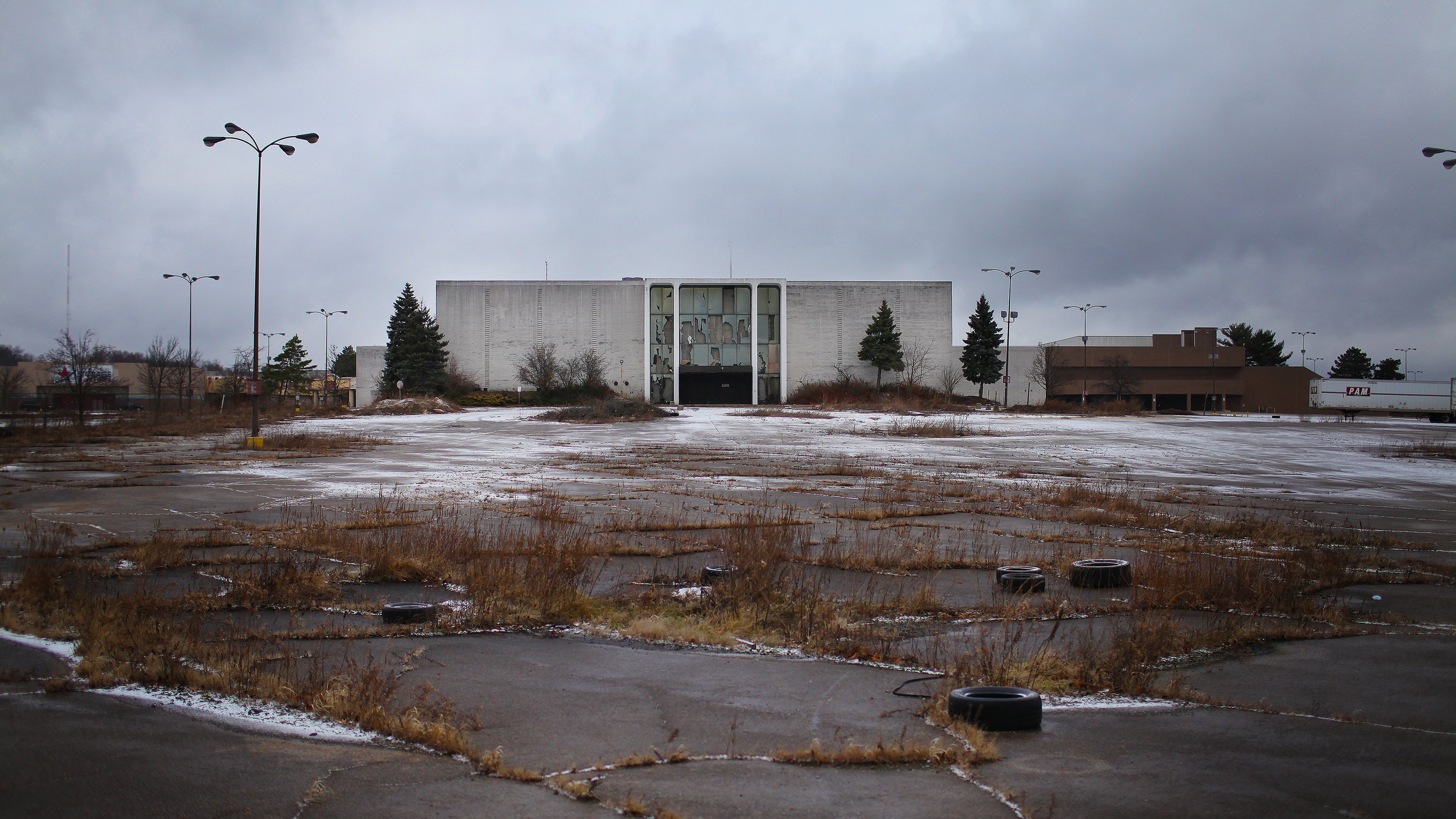 Michael F. McElroy @ The New York times A photo of Rolling Acres in America in a report by NY Times on 'Dead Malls'