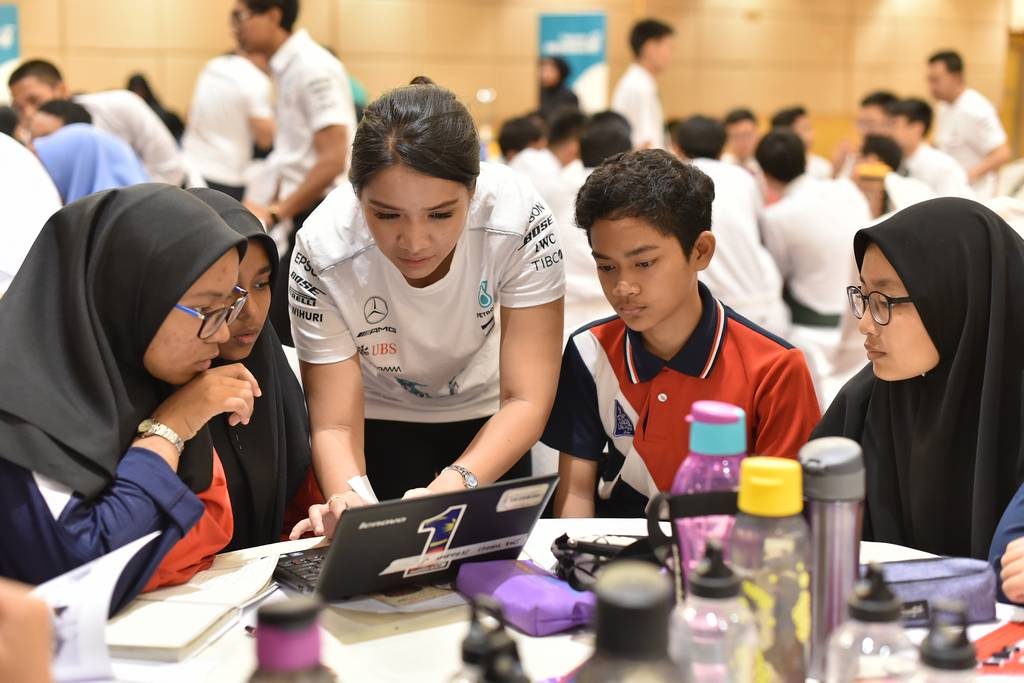 Yayasan Petronas Petronas volunteer helping some of the students