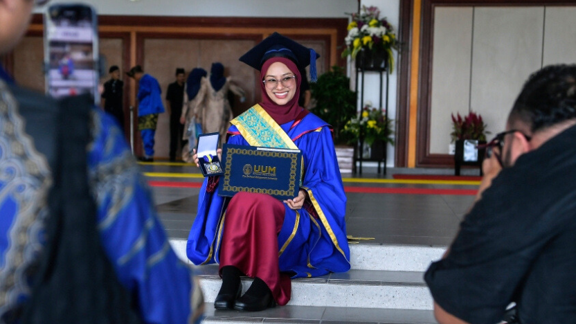 UUM Graduate, Shamira Fights Stage Four Cancer Receives Gold Award | Astro Ulagam