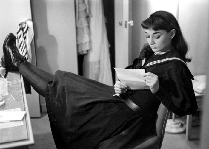 audrey-hepburn-elegant-style.png