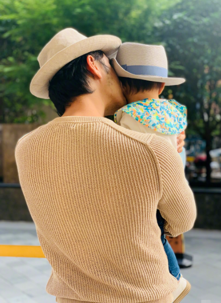 明道牵2岁儿逛超市