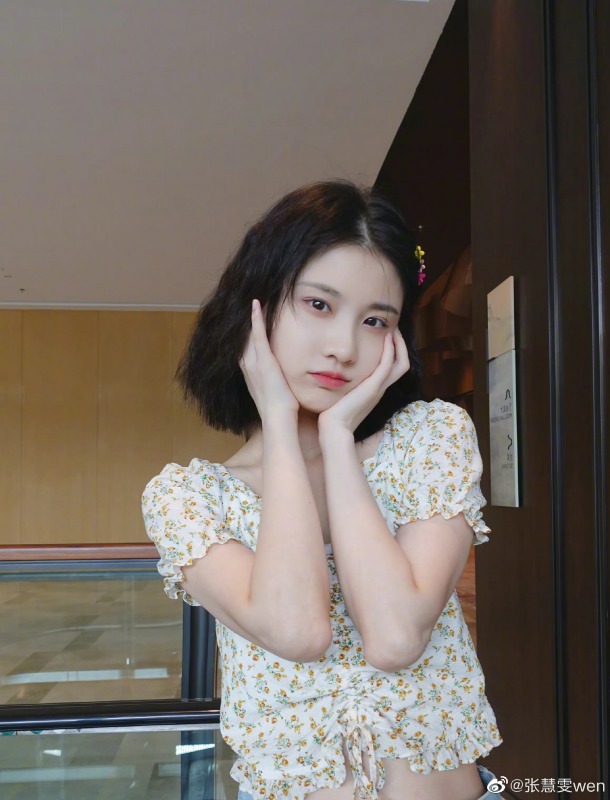 罗晋、张慧雯腿压腿