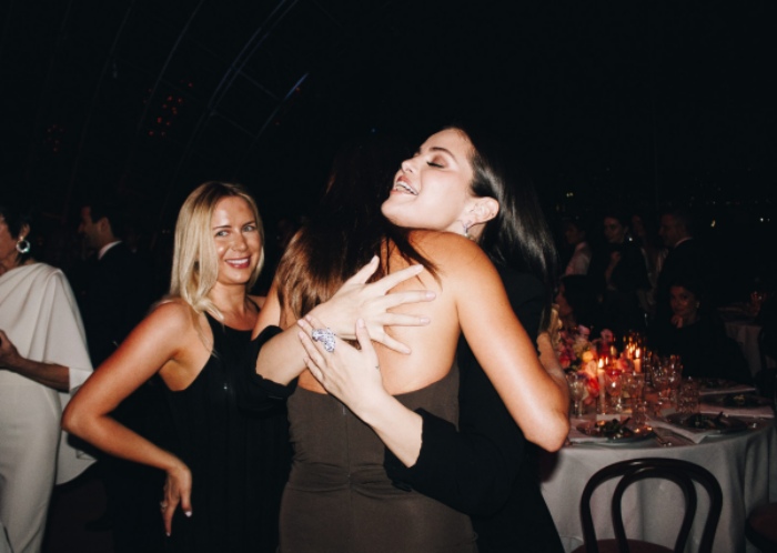 Selena Gomez 拥抱前男友现任老婆Hailey Bieber