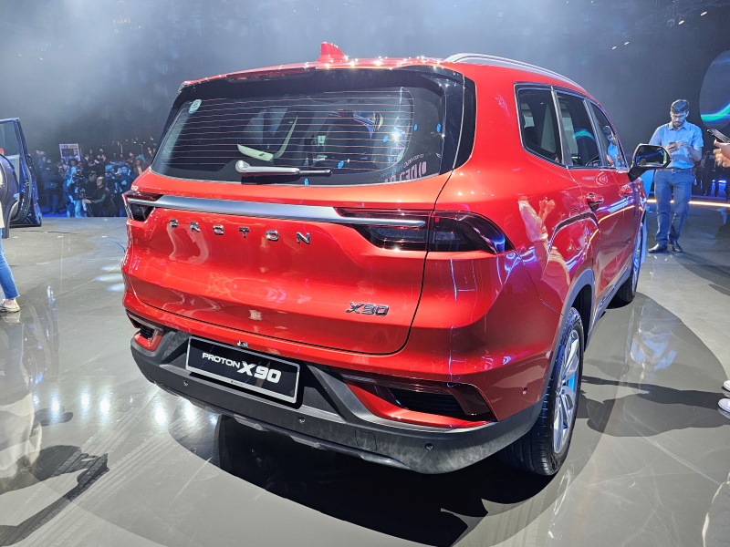 X90 Red Car I Proton首辆新能源汽车X90来了!一家7口出游没问题! | XUAN
