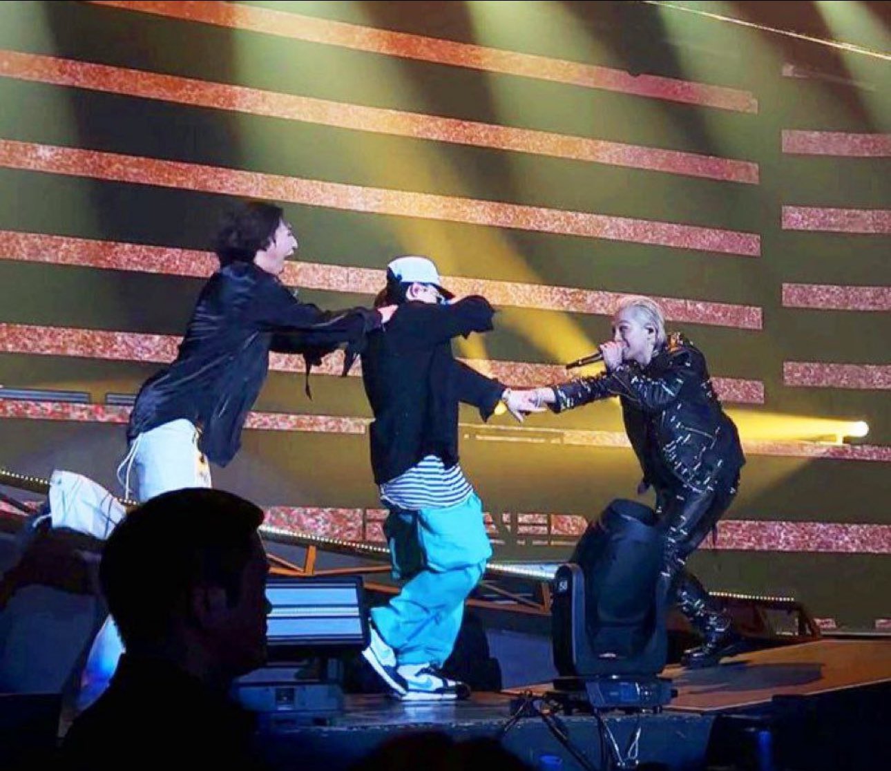 活久见！BIGBANG合体了！太阳、大声联手“拉GD上台” 合唱！ | Xuan